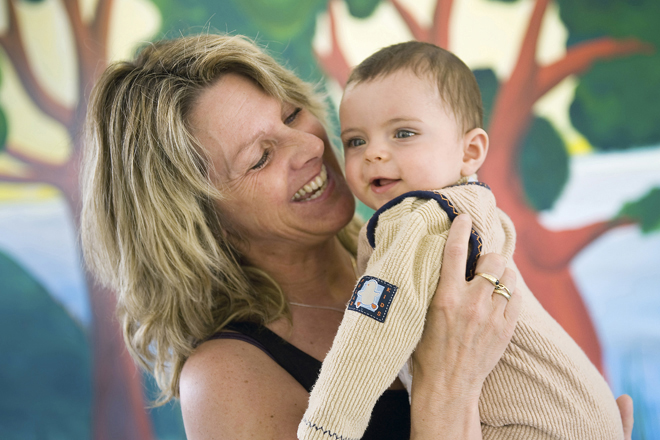 Bild zeigt eine Mutter mit Kind auf dem Arm