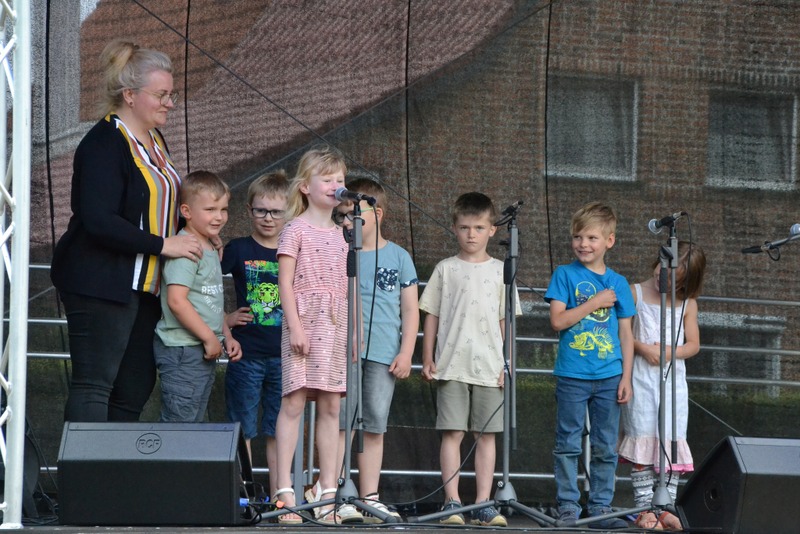 Bild zeigt eine Gruppe Kindergartenkinder bei der Eröffnung des Festes