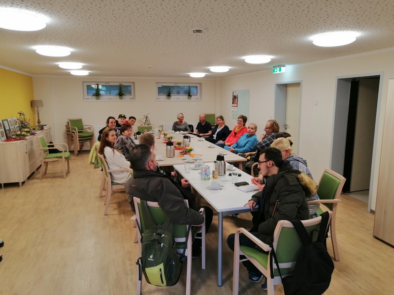 Bild zeigt 16 Menschen beim ersten Treffen des Bürgerforum Güstrow West