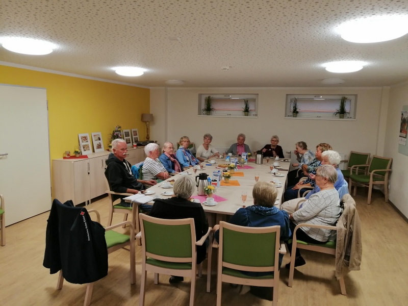 Bild zeigt Senioren in gemütlicher Rund bei Kaffee und Kuchen