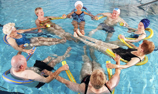 Seniorenschwimmen Bild zeigt Gruppe von Senioren bei Wassergymnastik