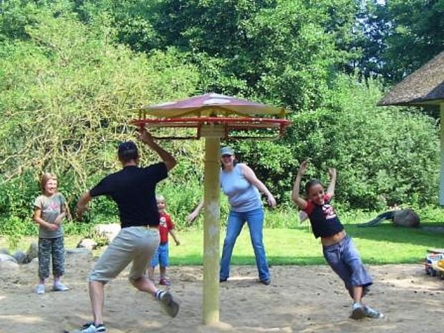 Bild zeigt Kinder und Jugendliche beim spielen mit Erzieherin