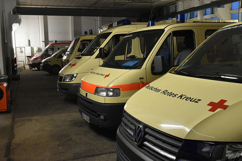 5020385f-fa76-4200-b61c-4732daa1a124 Bereit für den Ernstfall: In der Halle im Heideweg stehen die Einsatzfahrzeuge des Güstrower Sanitäts- und Betreuungszuges aufgereiht.