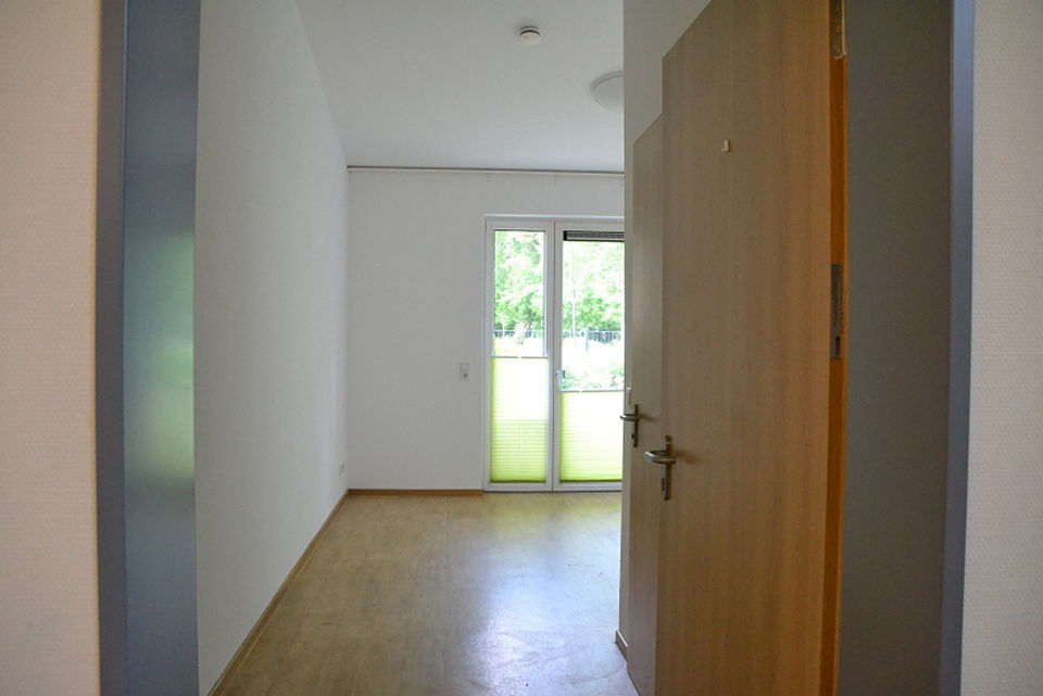Bild zeigt Blick in eines der Zimmer vom Eingang her