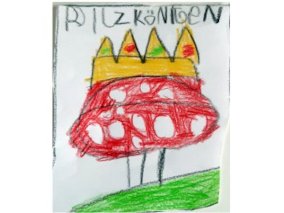Bild zeigt eine Kinderzeichnung auf der ein Fliegenpilz mit einer goldenen Krone - vier Zacken in denen abwechselnd je ein grüner und ein roter Punkt gemalt ist. Der Pilzfuß ist aus drei schwarzen Strichen gemalt und geht bis auf eine grüne Fläche runter