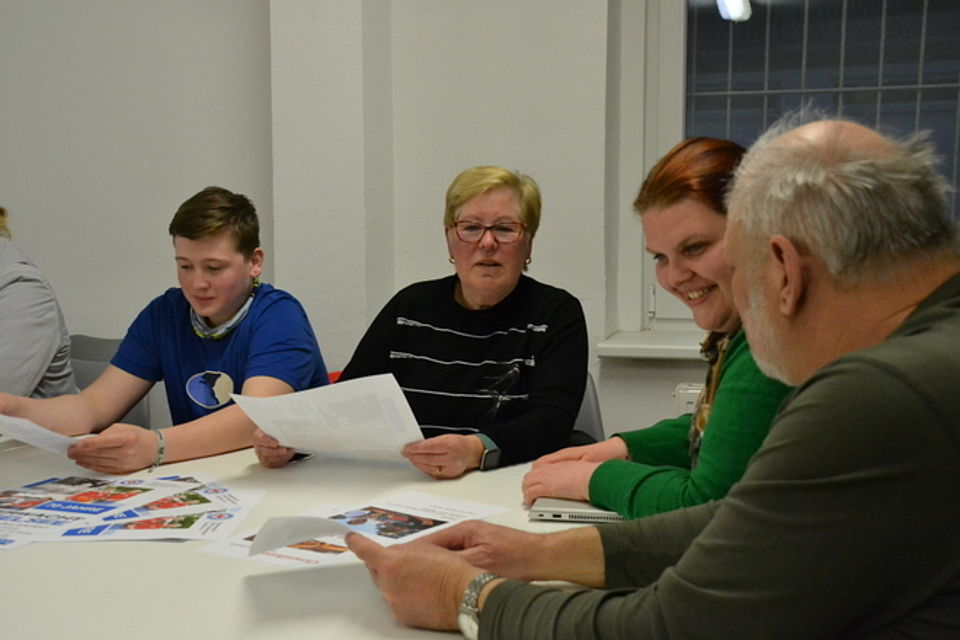 Bild 2 Bild zeigt die andere Seite des Tisches an der dann Tim Dankert, Sabine Siegmund, Johanna Dittmann und Reinhard Eiserle (v.l.) sitzen.