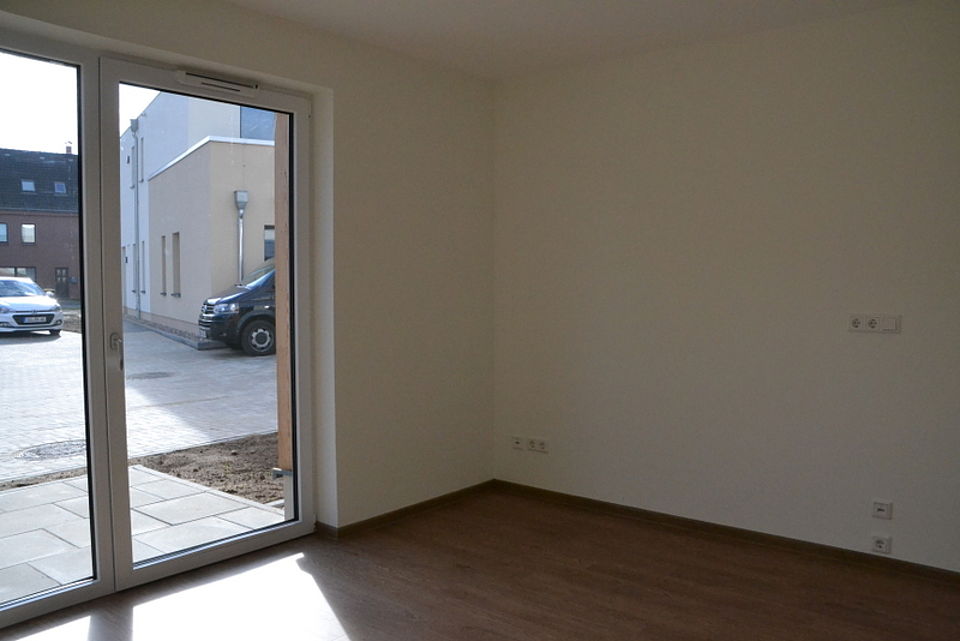 Bild zeigt Blick in den Wohnraum mit Ausgang auf die Terasse