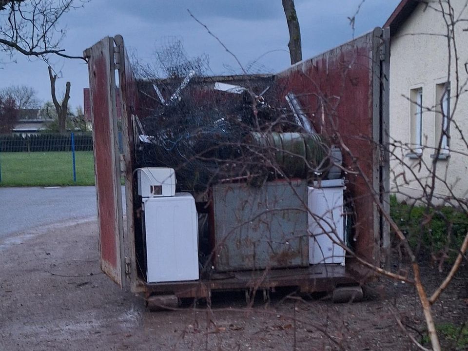 Bild zeigt einen Container, welcher schon recht gut mit gesammeltem Schrott gefüllt ist