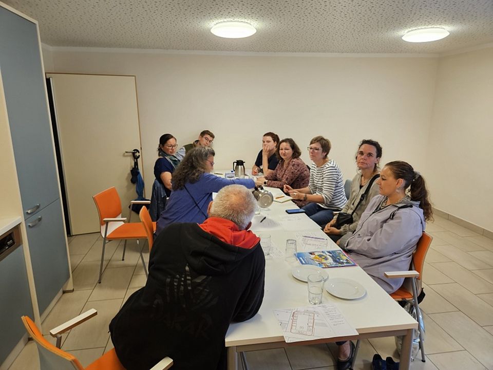 Bild zeigt die Mitglieder der Planungsgruppe für das zweite West-Fest bei einer Besprechung