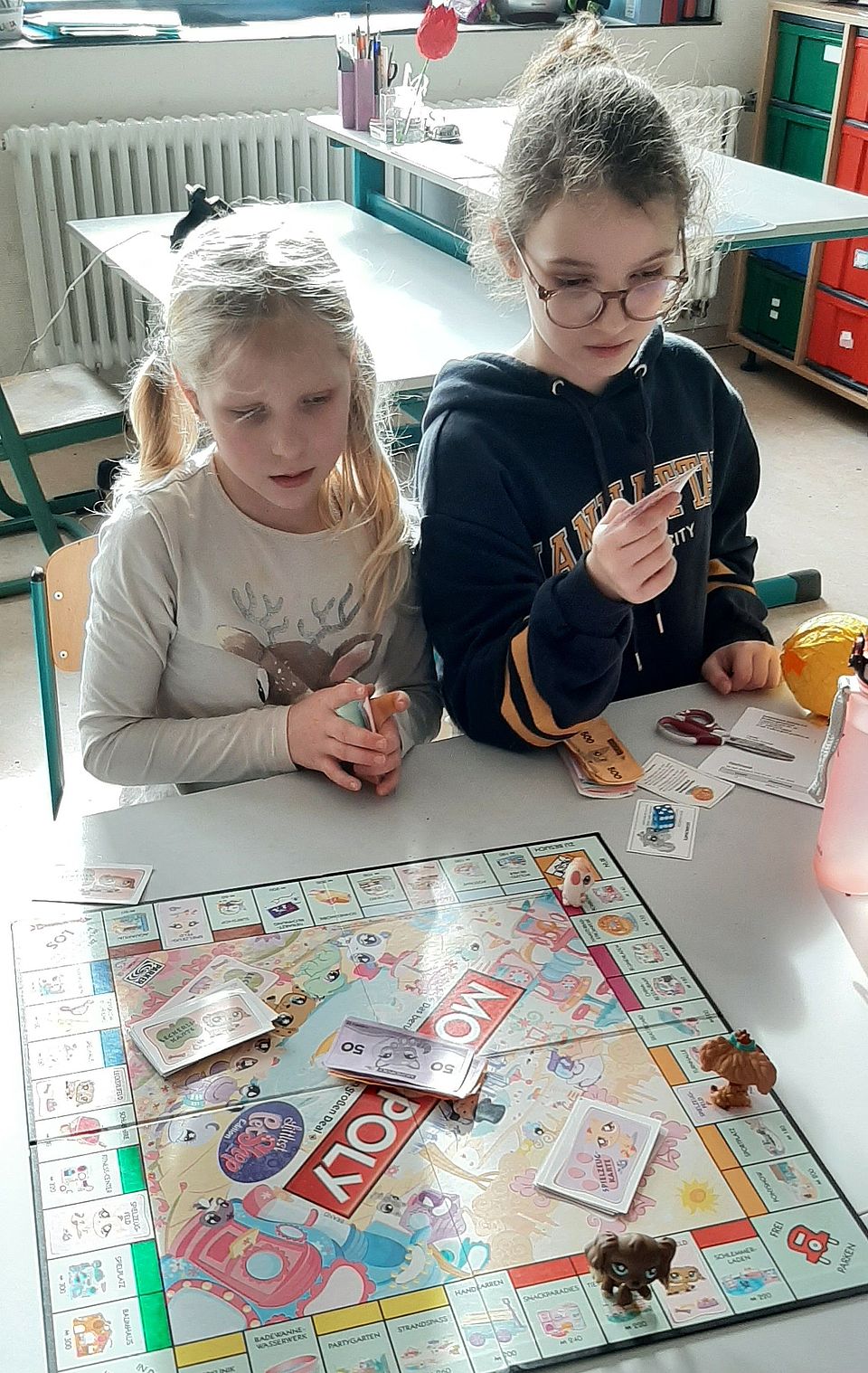 Bild zeigt Kinder beim Monopoly-Spiel