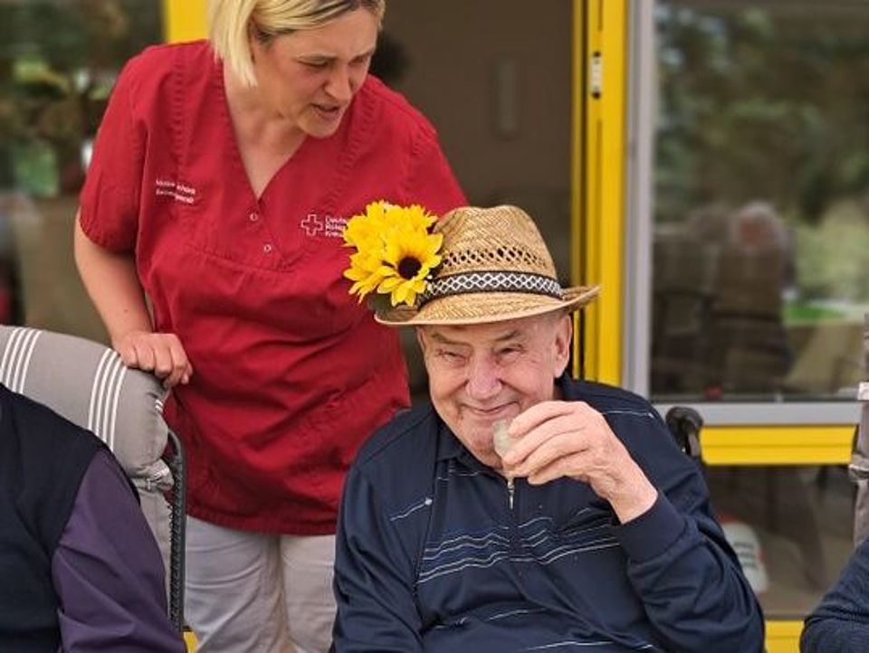 Bild zeigt einen Tagesgast auf der Terrasse am Tisch sitzend mit einem Getränk und Knabberzeug