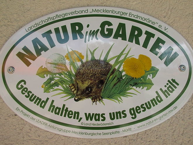 Bild zeigt die Plakette "Natur im Garten"