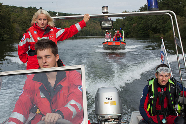 Bild zeigt Wasserwachtboote im Einsatz