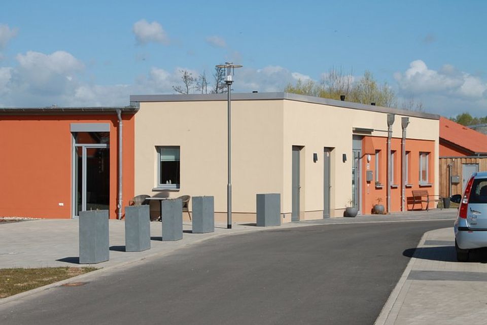 Bild zeigt das Hauptgebäude, Verwaltung und Gemeinschaftsraum.