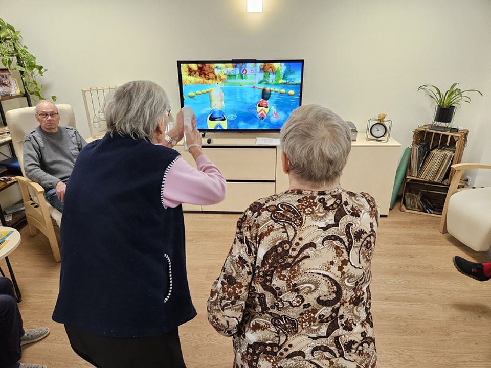 Bild zeigt zwei Tagesgäste beim virtuellen Ruderwettstreit 