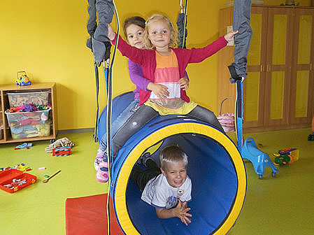 Kinder auf und in einer Motorikrolle