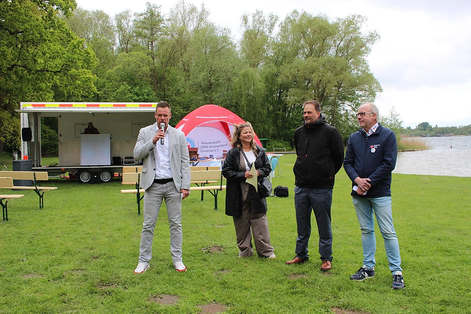 Moderation Bild zeigt vier Personen auf der Wiese vor dem Showtruck und den Airdom im Hintergrund