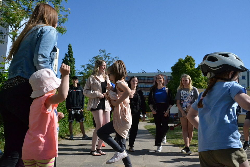 Bild zeigt Kita-Kinder mit Besuchern beim Bewegungsspiel