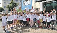 Bild zeigt die Kinder der Kita Südlichter in einer großen Gruppenaufnahme
