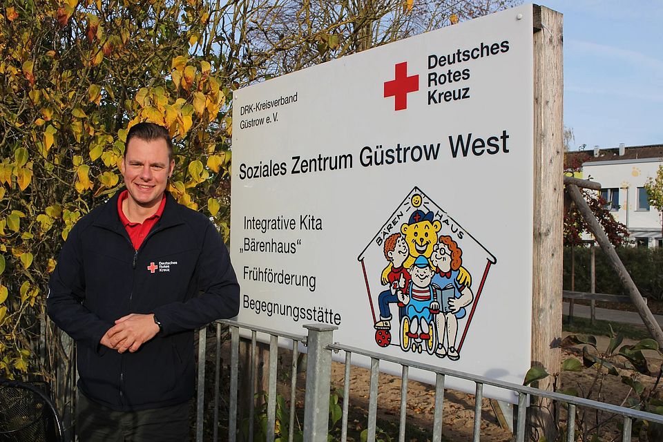 Bild zeigt Christian Schwanbeck, ehemaliger Quartiersmanager Güstrow West vor dem Begegnungszentrum