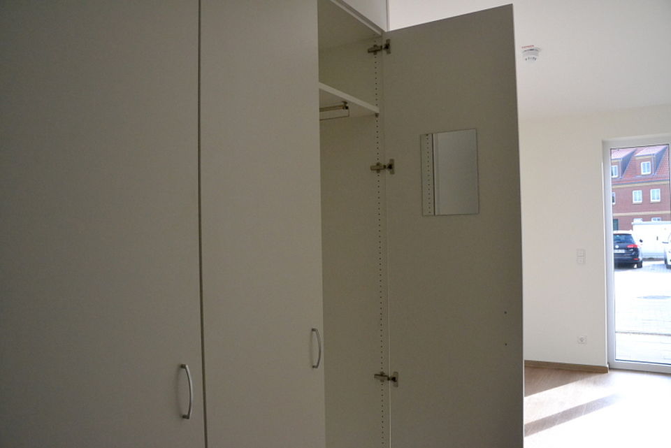 Bild zeigt einen geöffneten Einbauschrank in der Wohnung