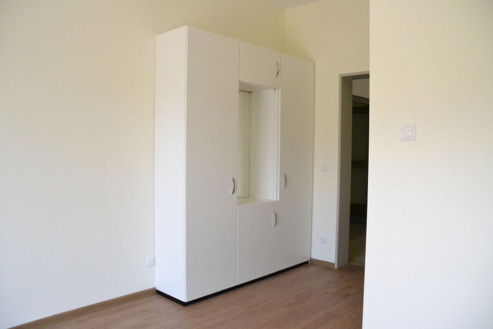 Bild zeigt Blick in ein Zimmer mit Einbauschrank
