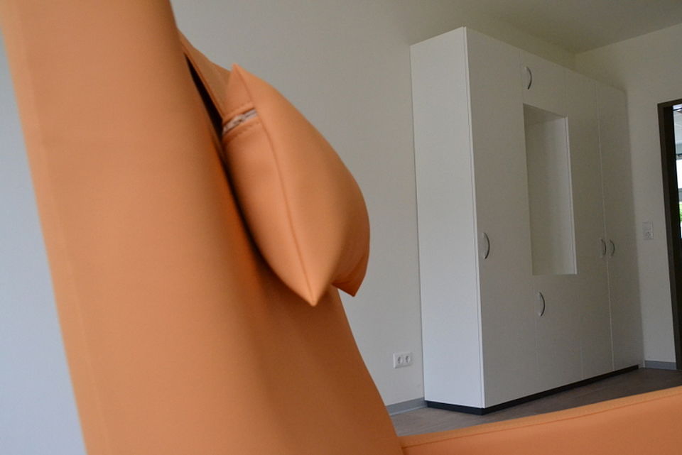 Bild zeigt Blick aus einem Zimmer in Richtung Zimmerausgang