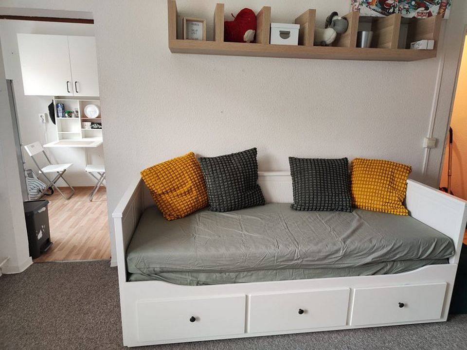 Bild zeigt den Wohn- Schlafbereich mit Durchgang zur Küche - Wohnung 4