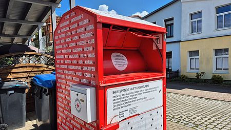 Bild zeigt den Kleidercontainer in der Nähe der DRK-Kleiderkammer Bützow