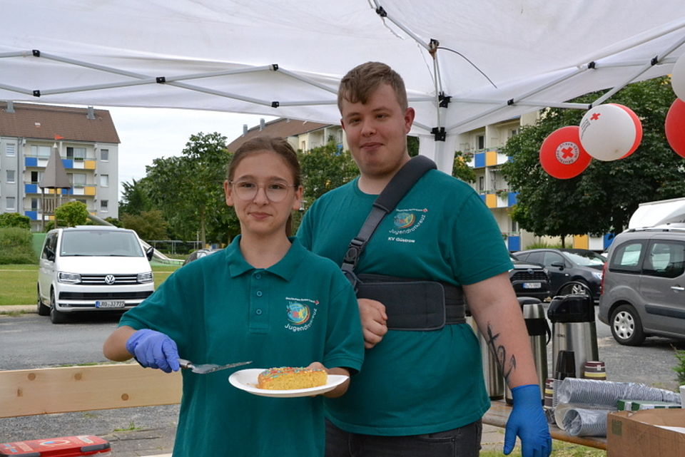 Bild zeigt Leonie und Florian Peters am Kuchenstand  