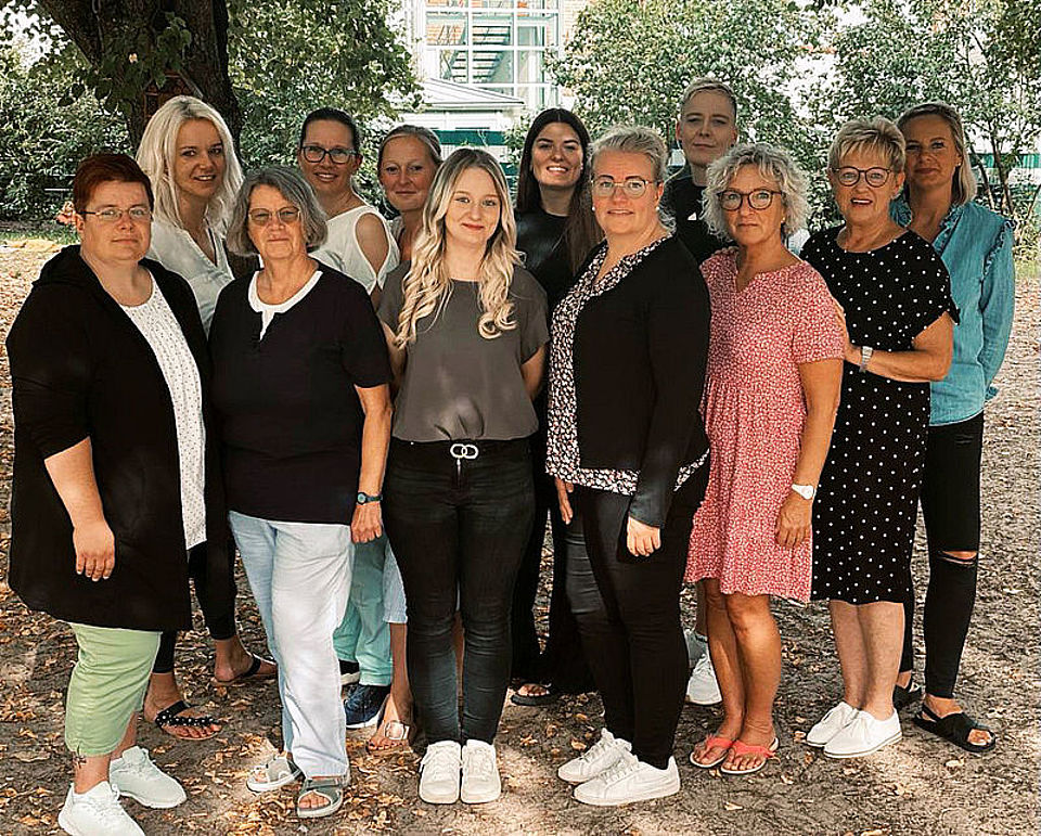Bild zeigt ein Gruppenfoto aller Erzieherinnen der Kita