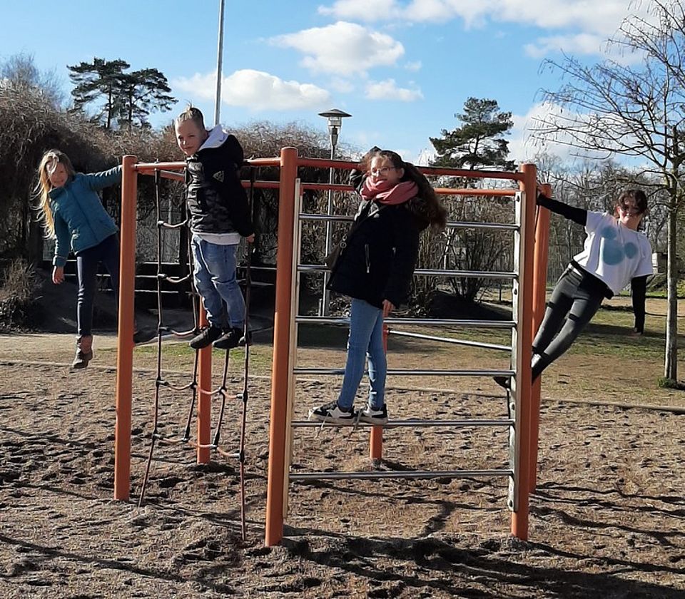 Bild zeigt 4 Kinder beim spielen auf einem Klettergerüst