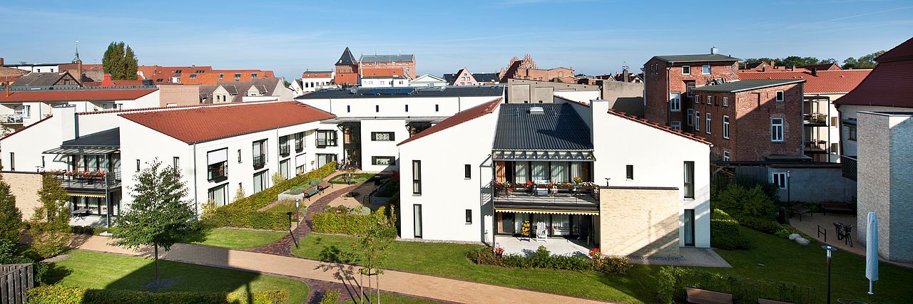 Bild zeigt die Gebäude, welche zum Pflegeheim gehören aus erhöhter Position aufgenommen