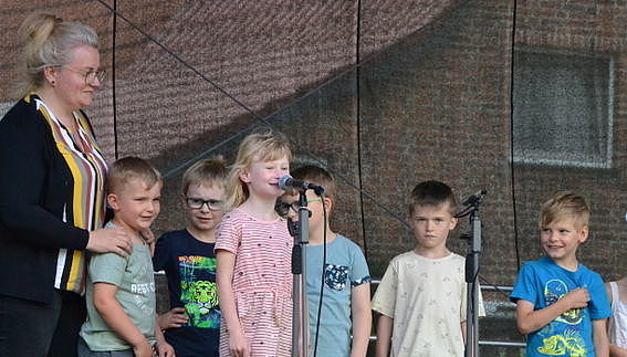Bild zeigt Kinder der Kita Biene Maja bei der Aufführung ihres kleinen Programms auf Plattdeutsch
