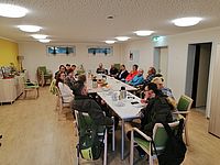Bild zeigt 16 Menschen beim ersten Treffen des Bürgerforum Güstrow West