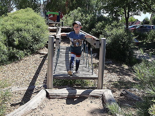 Bild zeigt einen Jungen auf einer Balancierbrücke