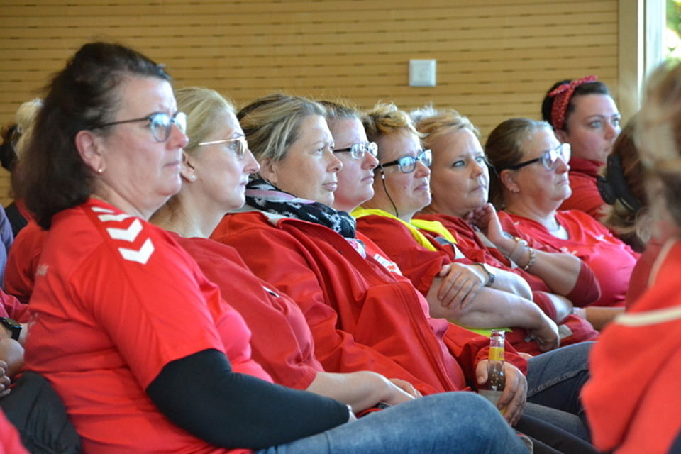 Interessiert folgten die DRK-Mitarbeitenden Bild zeigt eine Reihe Mitarbeitende (8) in einer Stuhlreihe sitzend und den Ausführungen interessiert zuhörend