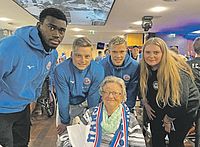 Bild zeigt Besucherin aus dem Seniorenheim mit Hansa-Spielern