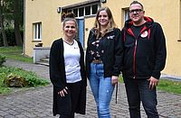 Bild zeigt Frau Block (Mitte) mit Fachbereichsleitung Juliane Zimmermann und Bereichsleiter Gunnar Quaas vor dem Eingang des HAuses in Schabernack