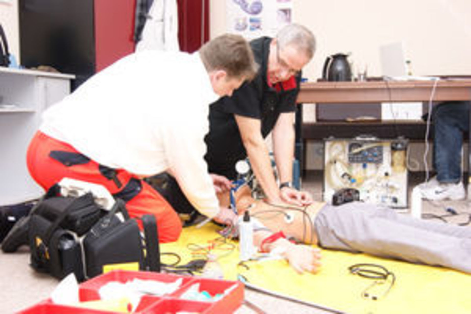 Bild zeigt zwei Mitarbeiter bei der Erts Hilfe Ausbildung