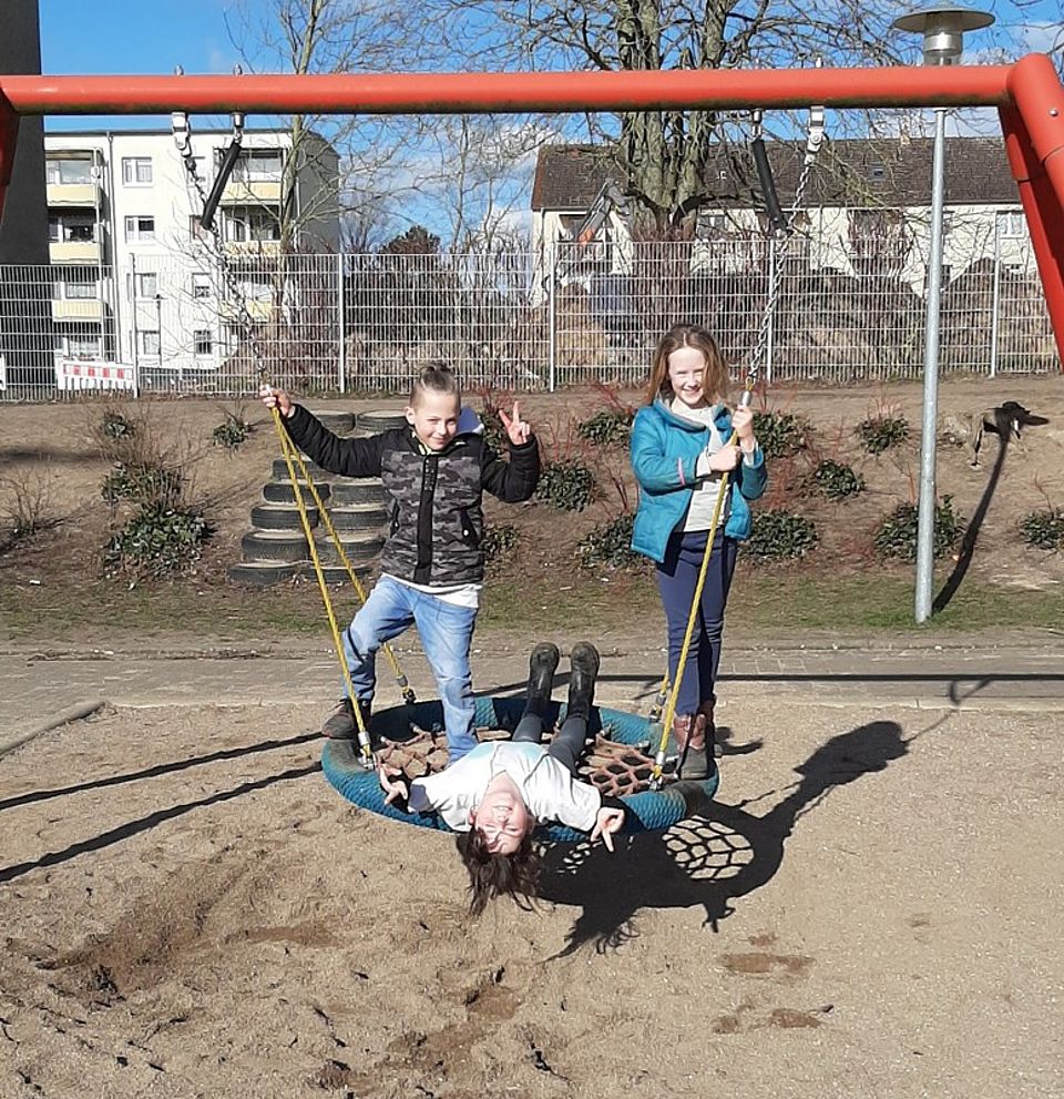 Bild zeigt Kinder auf der Nestschaukel beim entspannen
