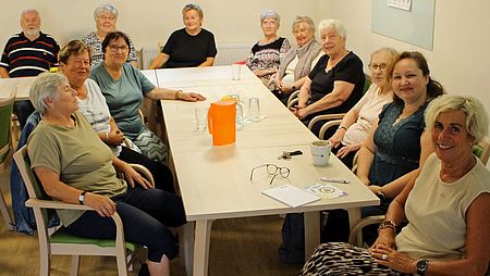 Bild zeigt Mitglieder des DRK Ortsverein West bei der Beratung im Begegnungszentrum in der Kita Bärenhaus in Güstrow
