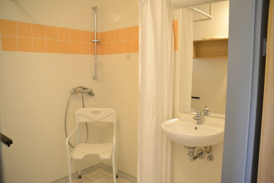 Bild zeigt Blick in das Bad mit Dusche