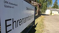 Bild zeigt das Schild Ehrenamtszentrum stilisiert