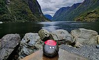 Bild zeigt einen Wanderstein an einem norwegischen Fjord
