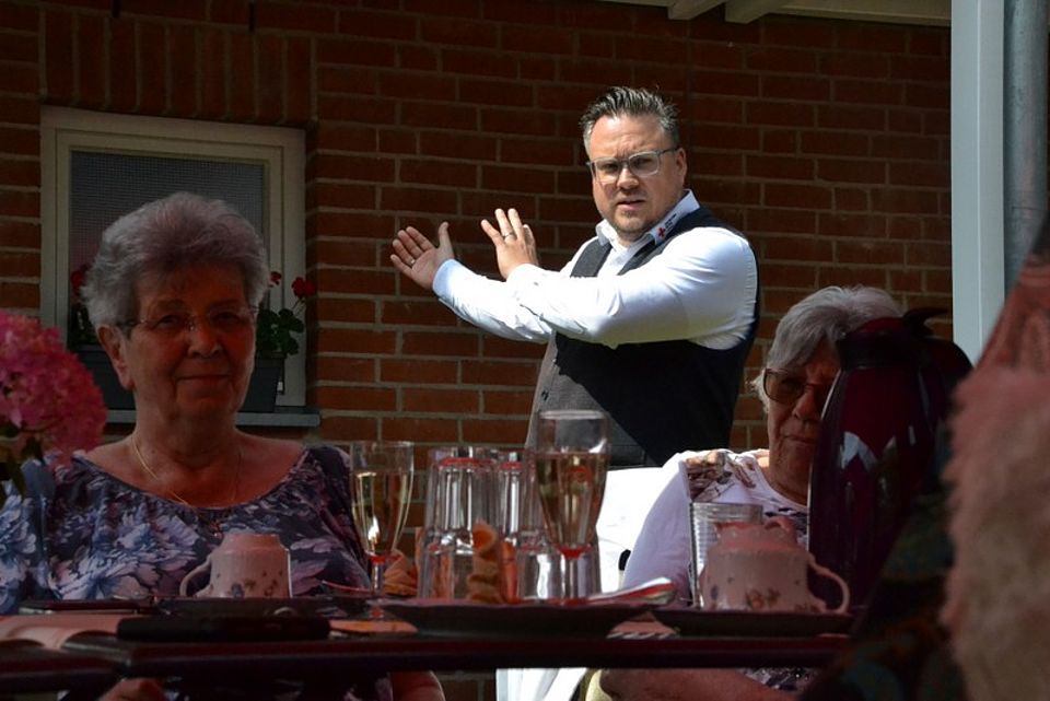Bild zeigt Herrn Alexander Plass, Vorstandsvorsitzender des DRK Güstrow bei seiner Rede