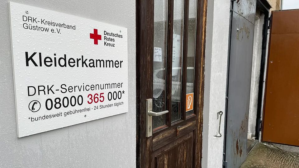 Bild zeigt den Eingang zur DRK Kleiderkammer in Bützow