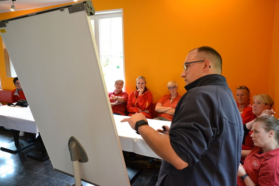 Pflegedienstleiter Manuel Schwirk Bild zeigt Herrn Schwirk an einer Flipchart-Tafel bei der Zusammenfassung der Ergebnisse der Arbeitsgruppen