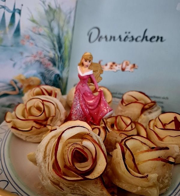Bild zeigt einen Teller mit Gebäck und der Märchenfigur Dornröschen darauf