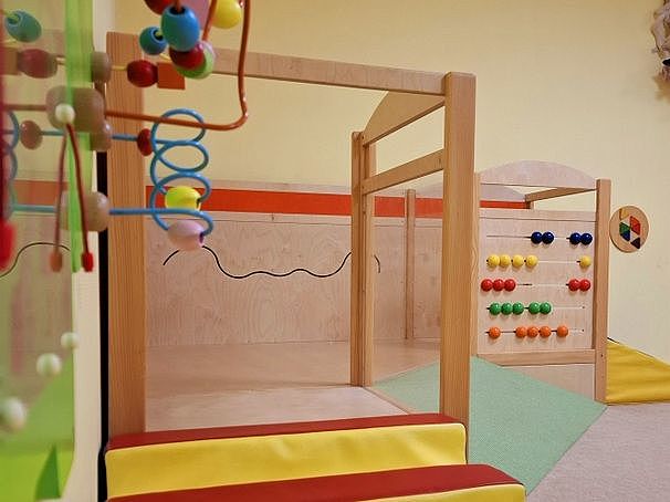 Bild zeigt den Spiel- und Kletterraum mit verschiedenen Kletterelementen